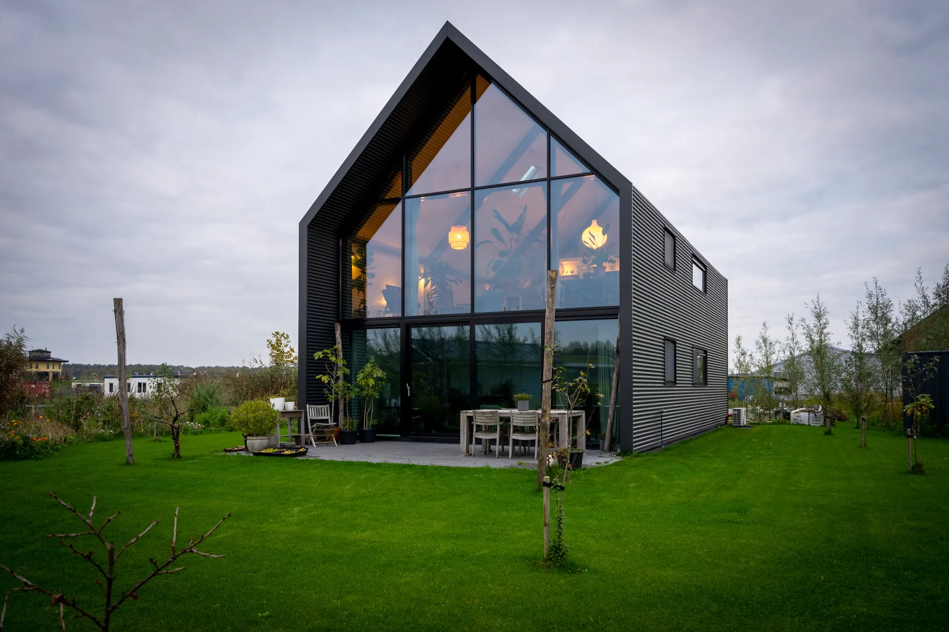 Grote glasgevel met zicht op de tuin
