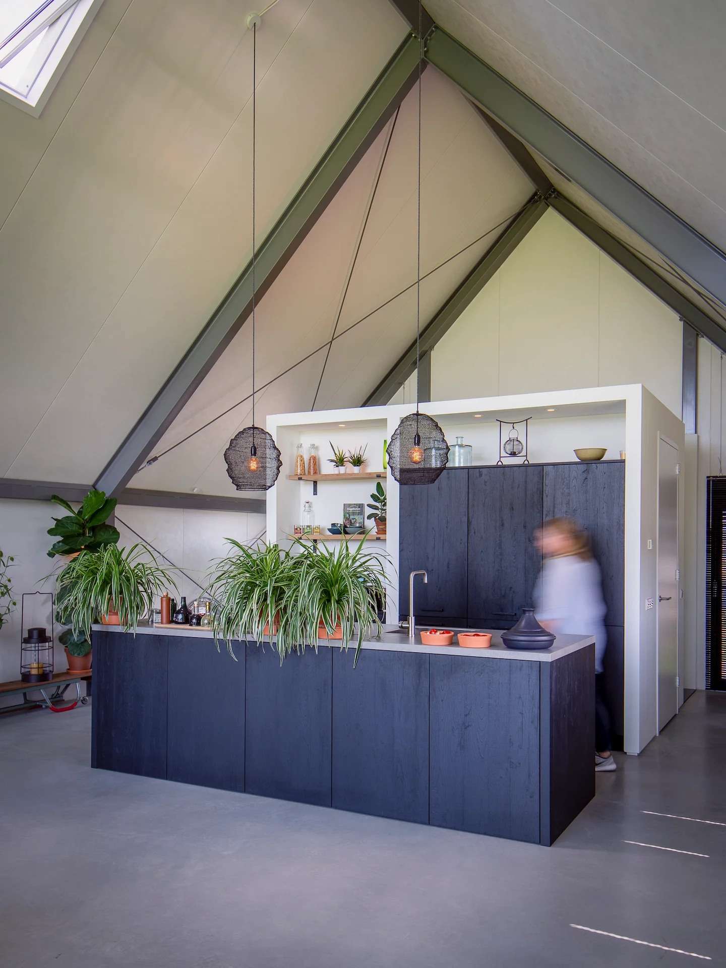 Blokje met keuken, toilet en bijkeuken als eilandje in de ruimte